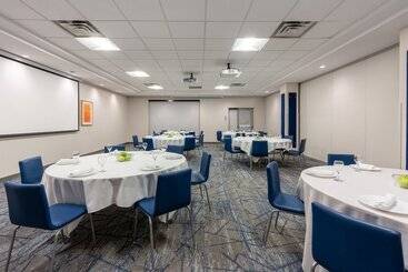 هتل Holiday Inn Express & Suites Vaughan Southwest, An Ihg