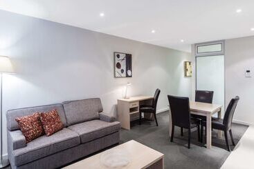 هتل Istay Precinct Adelaide