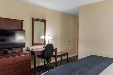 هتل Quality Inn  Mont Laurier