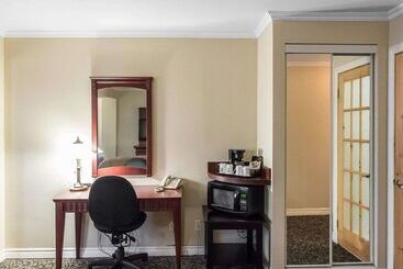 هتل Quality Inn  Mont Laurier