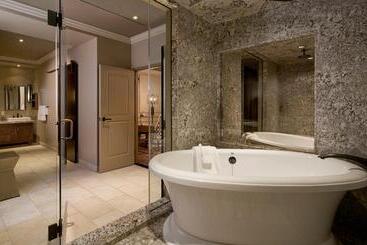 هتل The Cromwell