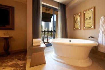 هتل The Cromwell