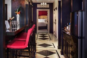 هتل The Cromwell