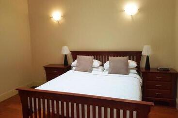 هتل The Victoria Apartments