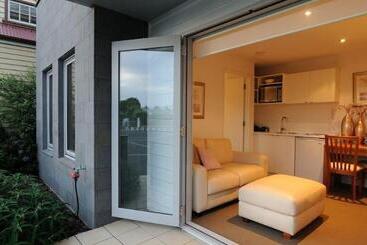 هتل The Victoria Apartments