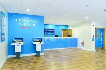 هتل Travelodge London Central City Road