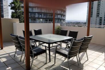 Апартаменты Trilogy Surfers Paradise