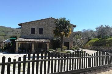 تختخواب و صبحانه Casale San Fortunato