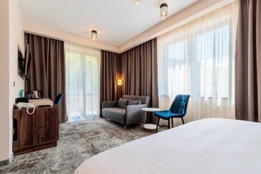 River Hotel & Spa