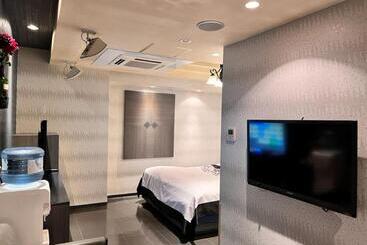 هتل Opus  Adult Only