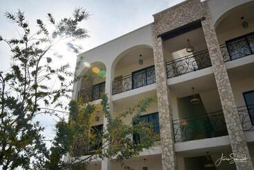 هتل Suites Campestres Montebello