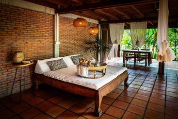 هتل Farmhouse Resort & Spa