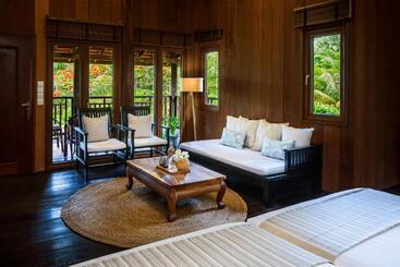 هتل Farmhouse Resort & Spa