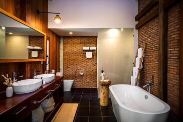 هتل Farmhouse Resort & Spa