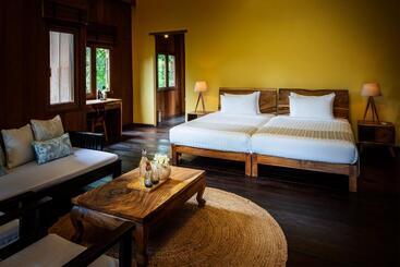 هتل Farmhouse Resort & Spa