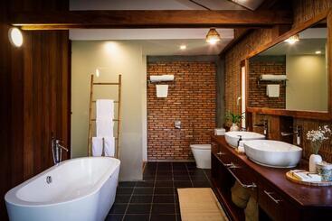 هتل Farmhouse Resort & Spa