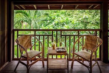 هتل Farmhouse Resort & Spa