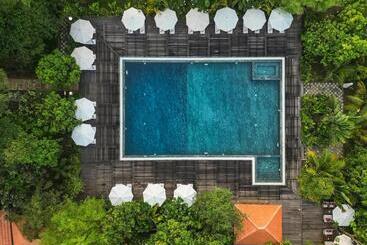 هتل Farmhouse Resort & Spa