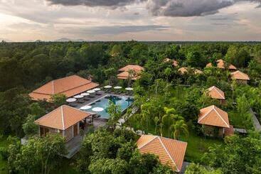 هتل Farmhouse Resort & Spa