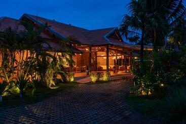 هتل Farmhouse Resort & Spa
