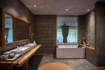 هتل Farmhouse Resort & Spa