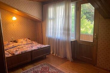 تختخواب و صبحانه Guest House Raisa