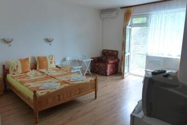پانسیون Sunhouse Rooms