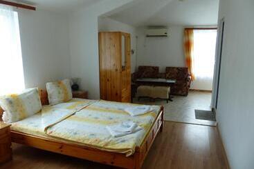پانسیون Sunhouse Rooms