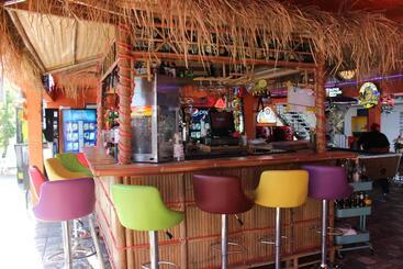 مُتل Tradewinds Airport