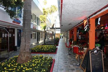 مُتل Tradewinds Airport