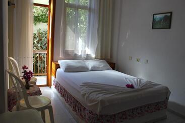 Rose Pension