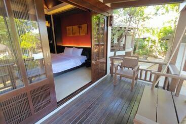 استراحتگاه Bhundhari Residence Koh Samui