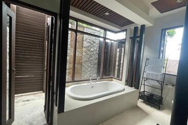 استراحتگاه Bhundhari Residence Koh Samui