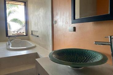 استراحتگاه Bhundhari Residence Koh Samui