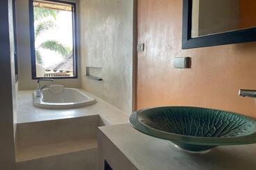 استراحتگاه Bhundhari Residence Koh Samui