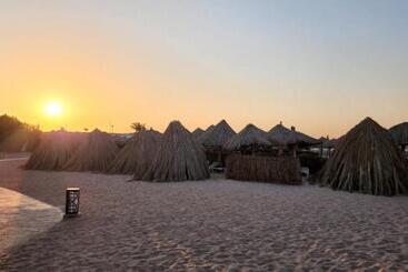 هتل Aladdin Beach Resort