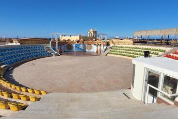 هتل Aladdin Beach Resort