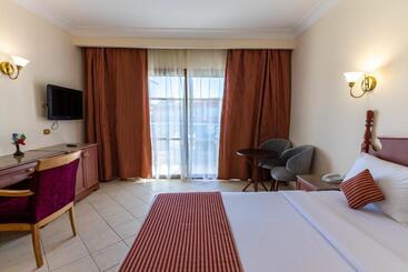 هتل Aladdin Beach Resort