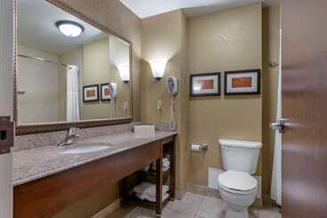 هتل Comfort Suites Grand Rapids South