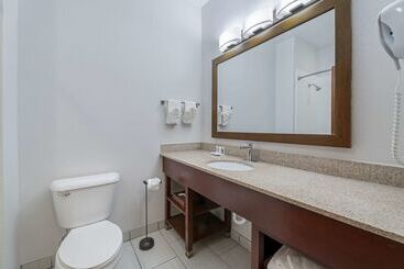 هتل Comfort Suites Lake Geneva East