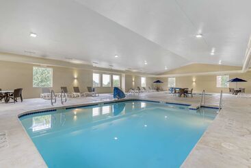 هتل Comfort Suites Lake Geneva East