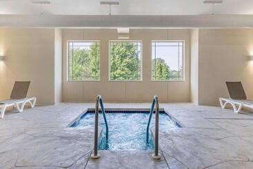 هتل Comfort Suites Lake Geneva East