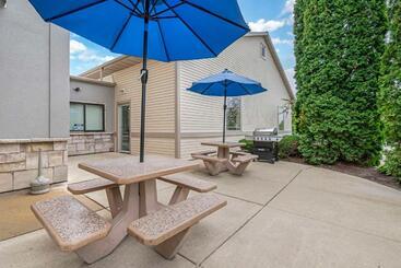 هتل Comfort Suites Lake Geneva East