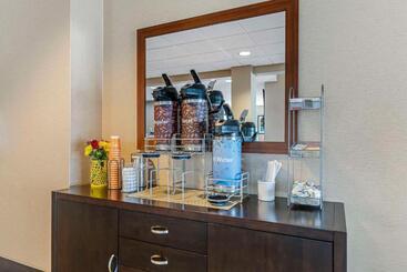 هتل Comfort Suites Lake Geneva East