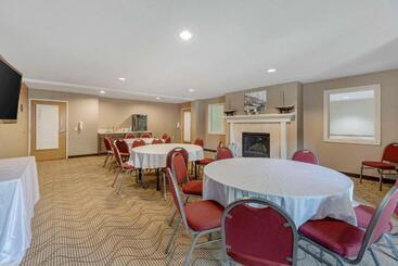 هتل Comfort Suites Lake Geneva East