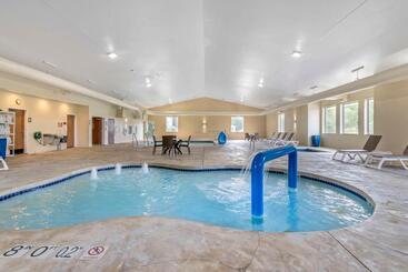 هتل Comfort Suites Lake Geneva East