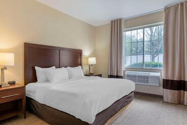 هتل Comfort Suites Lake Geneva East