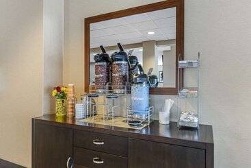هتل Comfort Suites Lake Geneva East