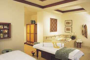 هتل Hilton Grand Vacations Club Grand Waikikian Honolulu