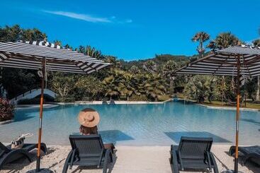 هتل Naithonburi Beach Resort